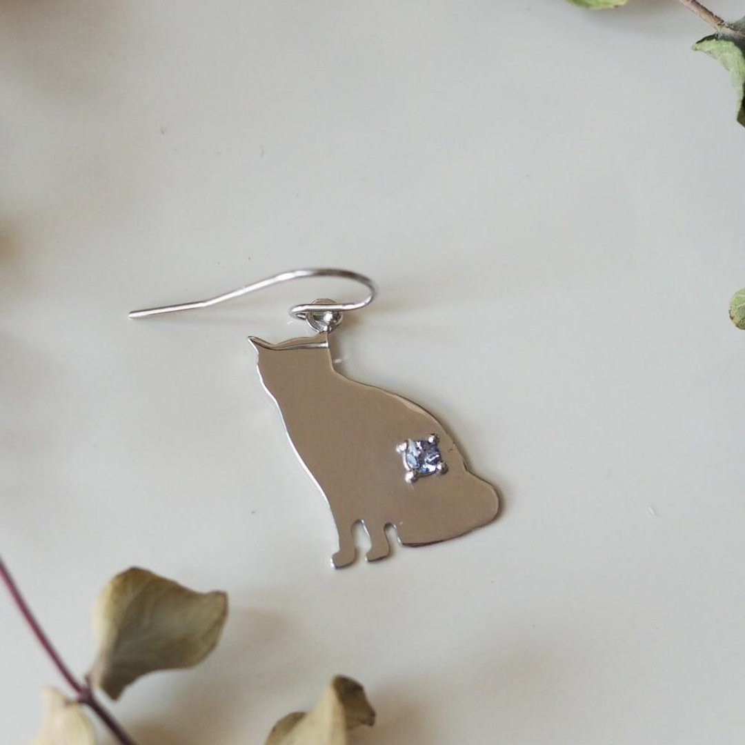 One-eared cat silhouette earrings (cat sitting sideways) Tanzanite, pink tourmaline, aquamarine - 耳环/耳夹 - 宝石 银色