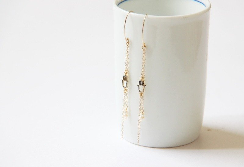 捍煞之手14K包金耳环 Hamsa earring/ 14K GF earring - 耳环/耳夹 - 其他金属 