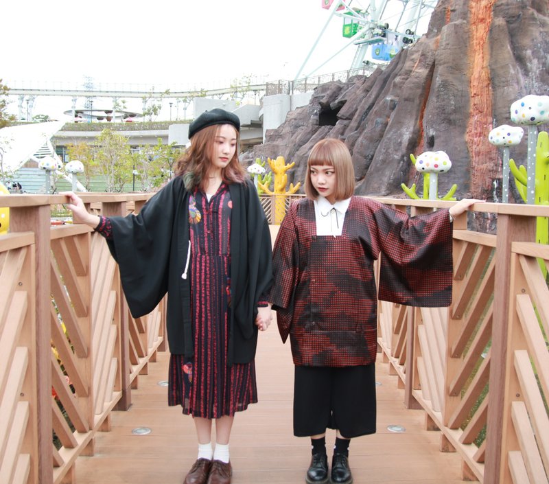 Back to Green::日本带回和服道行 正红黑 格状满版 有口袋 vintage kimono (KD-25) - 女装休闲/机能外套 - 丝．绢 红色