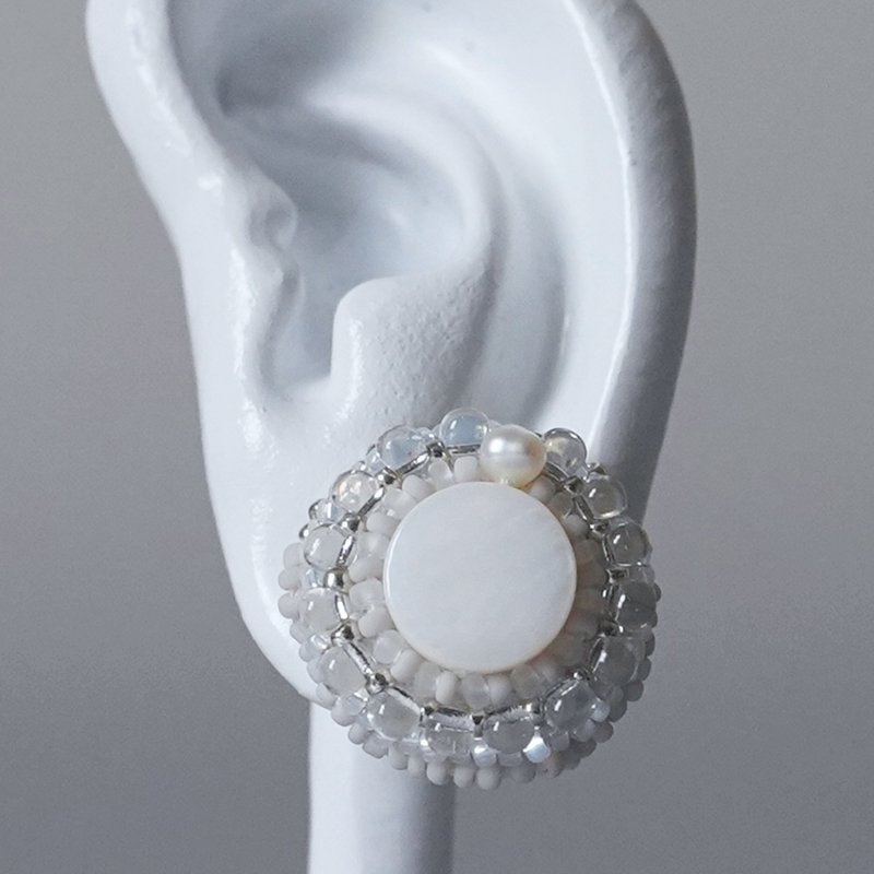 喋喋不休的耳夹・耳针 No.46 白色贝壳珠×透明珠饰刺绣设计 大尺寸 医疗级不锈钢金属配件可选 - 耳环/耳夹 - 贝壳 白色