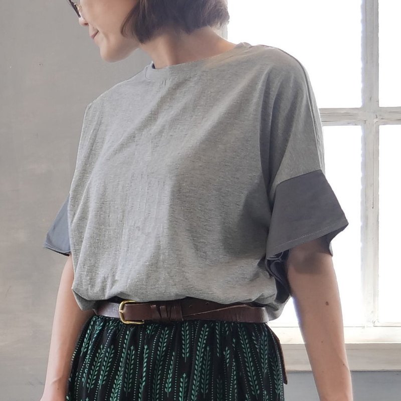 随动作摆动的轻盈喇叭袖・配色拼接・长版上衣・上衣・T恤・灰色・d-tp015 - 女装上衣 - 棉．麻 银色