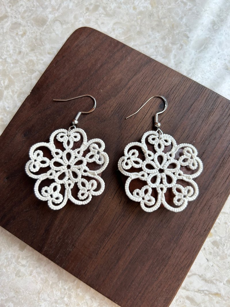 手工精美梭织耳环配实木圆片 - 耳环/耳夹 - 棉．麻 白色