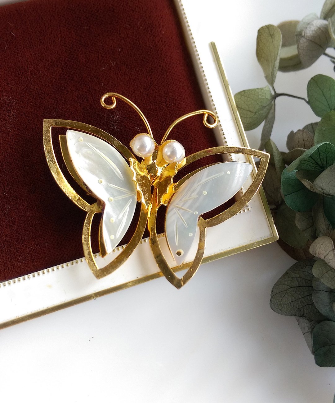 Vintage Jewelry 西洋古董饰品  早期手工贝壳 优雅蝴蝶 别针 - 徽章/别针 - 其他金属 金色
