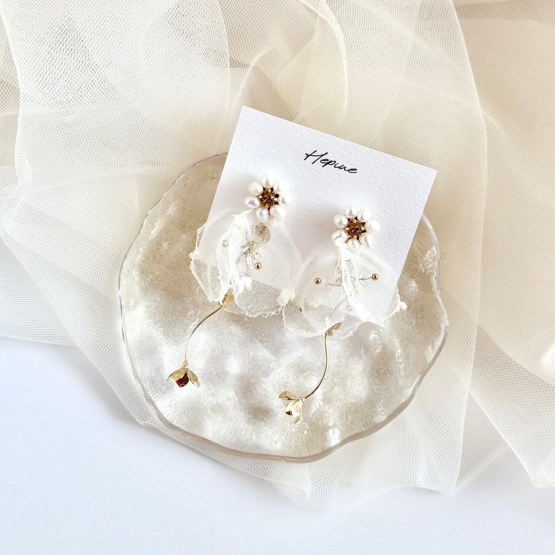 Daisy: earrings/pierce - 耳环/耳夹 - 贝壳 白色