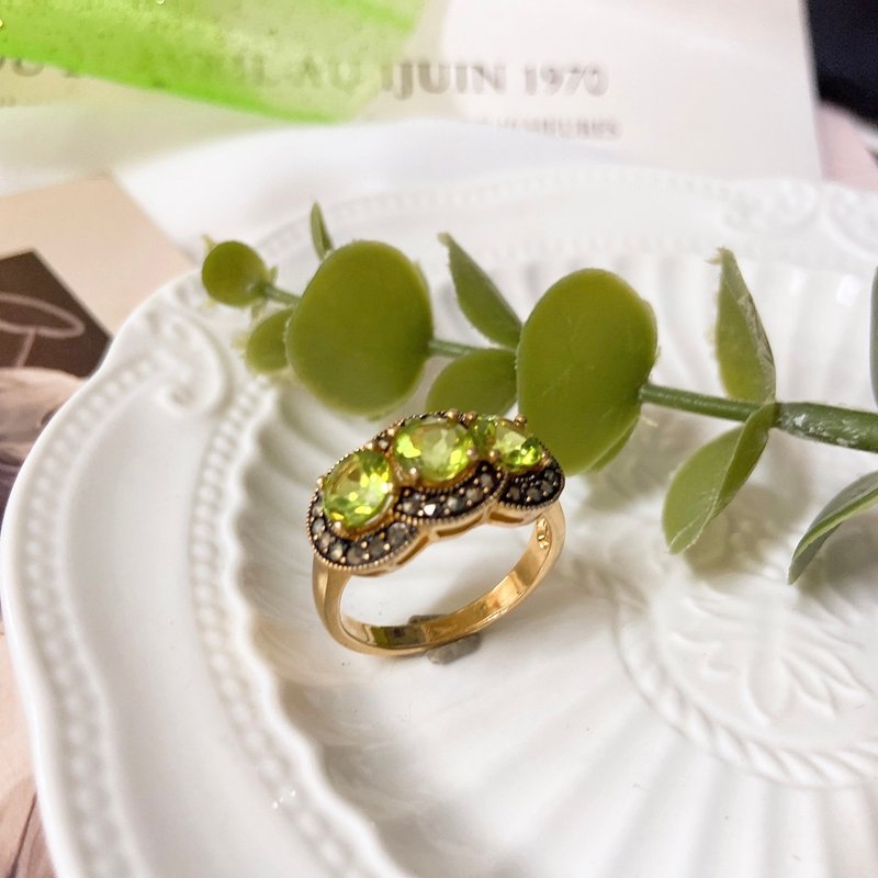 【西洋古董饰品】 三环莱茵水钻设计 美翠绿绽放 稀有浅绿 戒指 - 戒指 - 贵金属 绿色