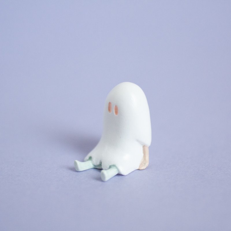A ghost mini figure looking at the corner of the room - 玩偶/公仔 - 塑料 白色