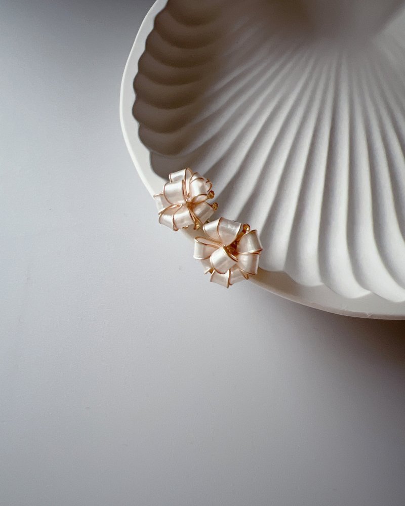 爱的礼物 白 小小树贴耳脂耳环 - 耳环/耳夹 - 树脂 白色