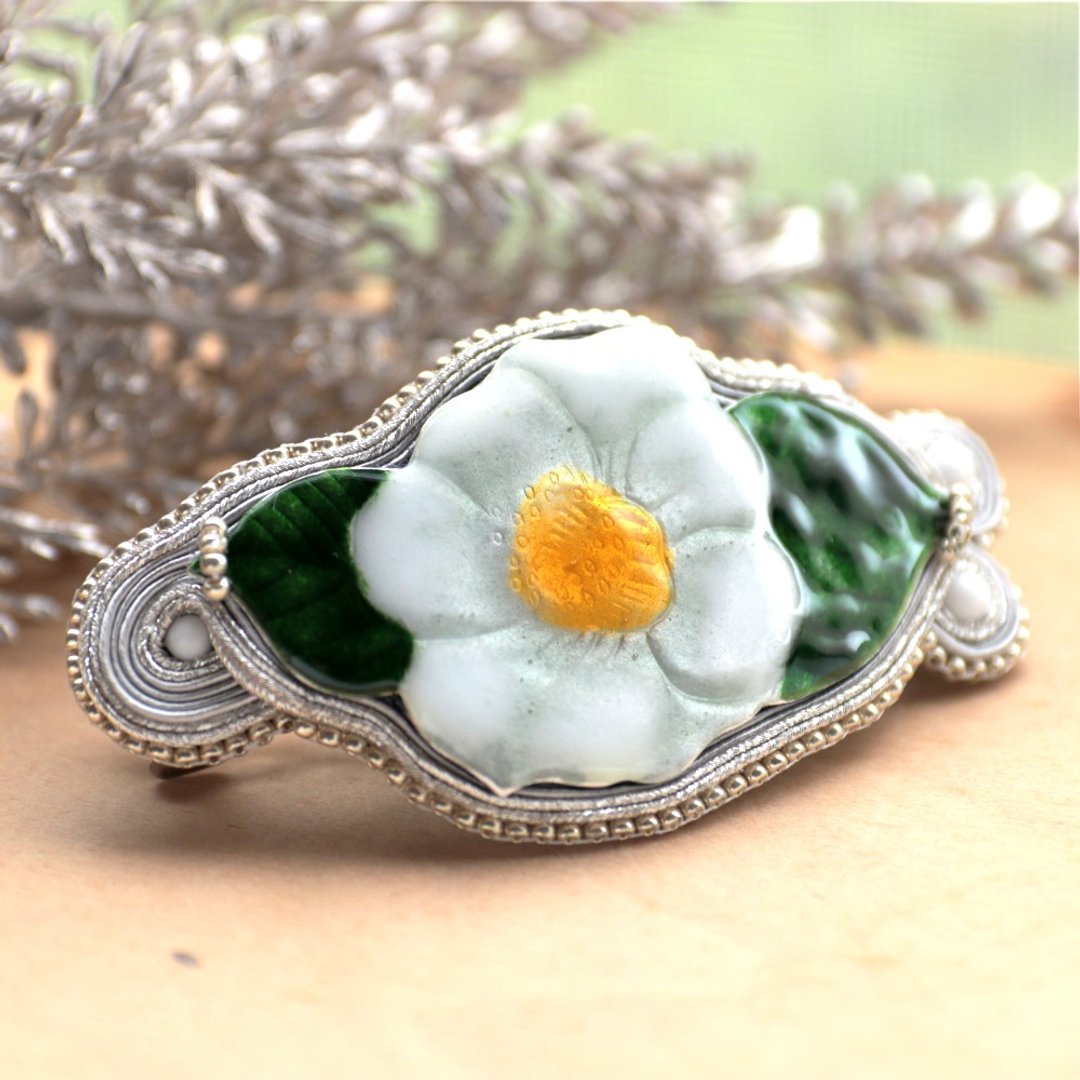 White camellia cloisonné Soutasie barrette - 发饰 - 其他金属 白色