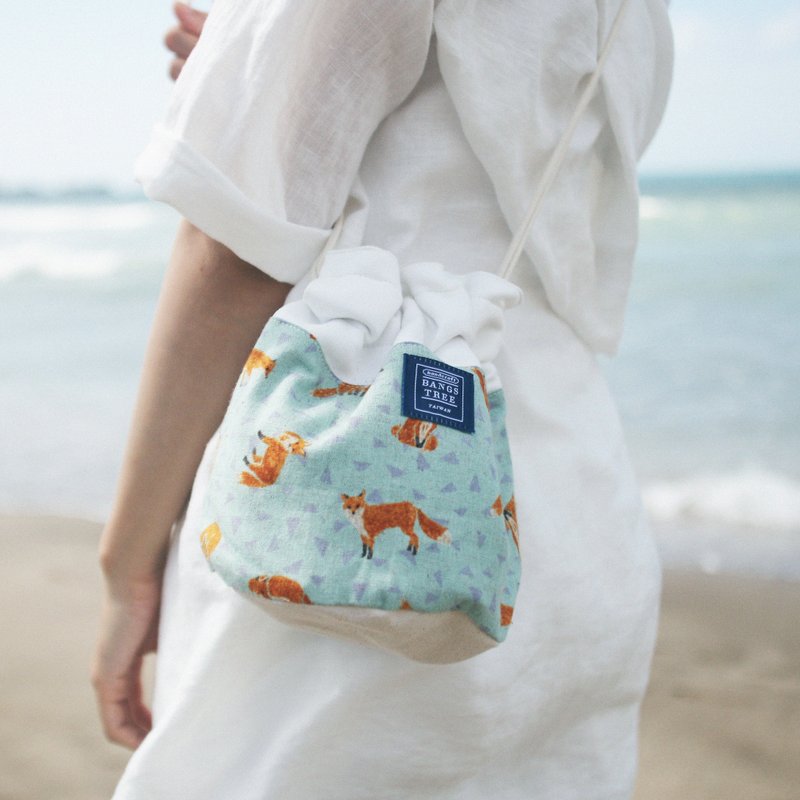 侧背水桶包 _ 绿底小狐狸 - 侧背包/斜挎包 - 棉．麻 绿色