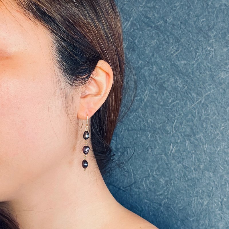 Jet-black freshwater pearl earrings [monochrome] - 耳环/耳夹 - 珍珠 黑色