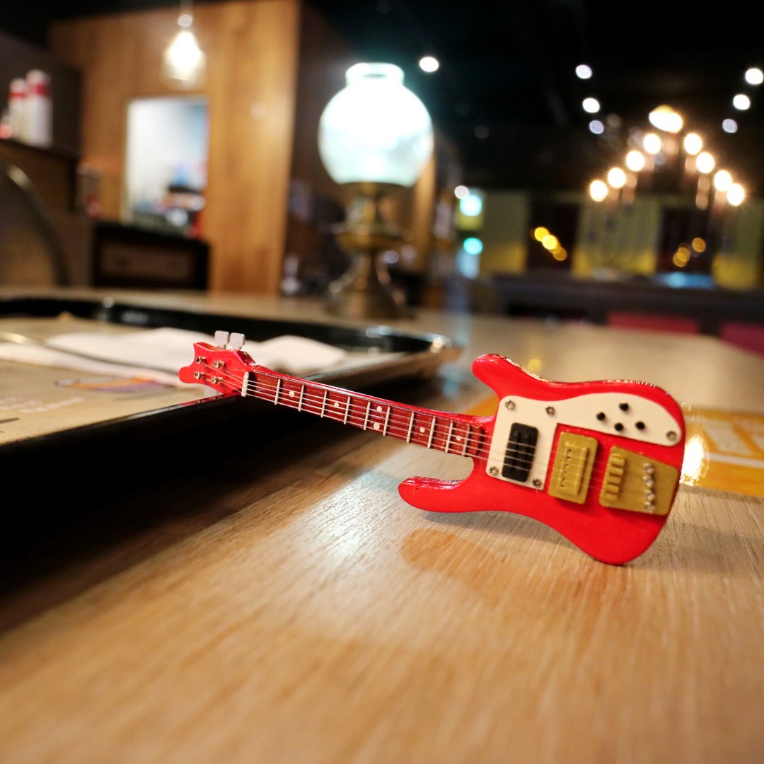 【炙热红贝斯】Rickenbacker Bass Guitar 质感迷你模型吊饰 - 吊饰 - 木头 红色