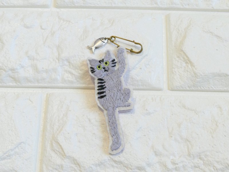 Embroidery brooch silver tabby and fish - 胸针 - 棉．麻 灰色