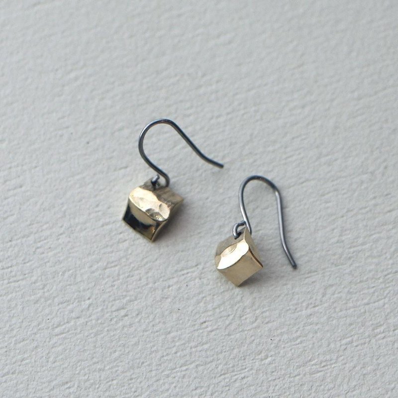 Pieces of brass earrings - 耳环/耳夹 - 其他金属 金色