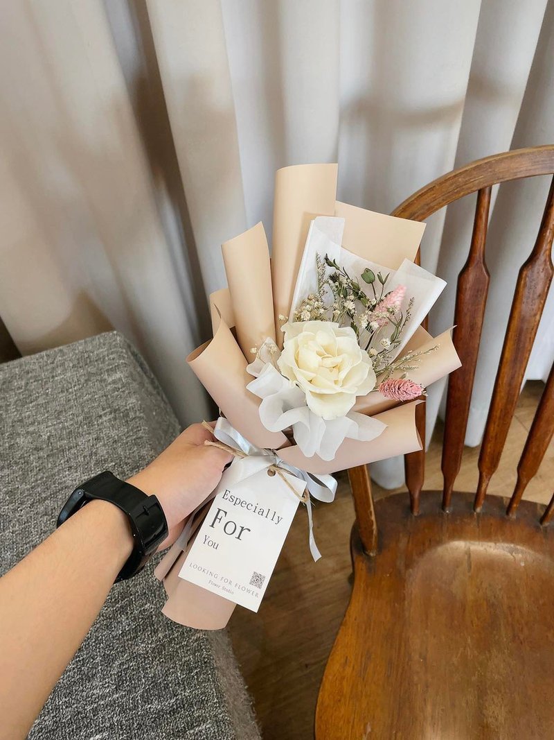 永生玫瑰【白色玫瑰】干燥花束 生日礼物 玫瑰花束 生日花束 - 干燥花/捧花 - 植物．花 黑色