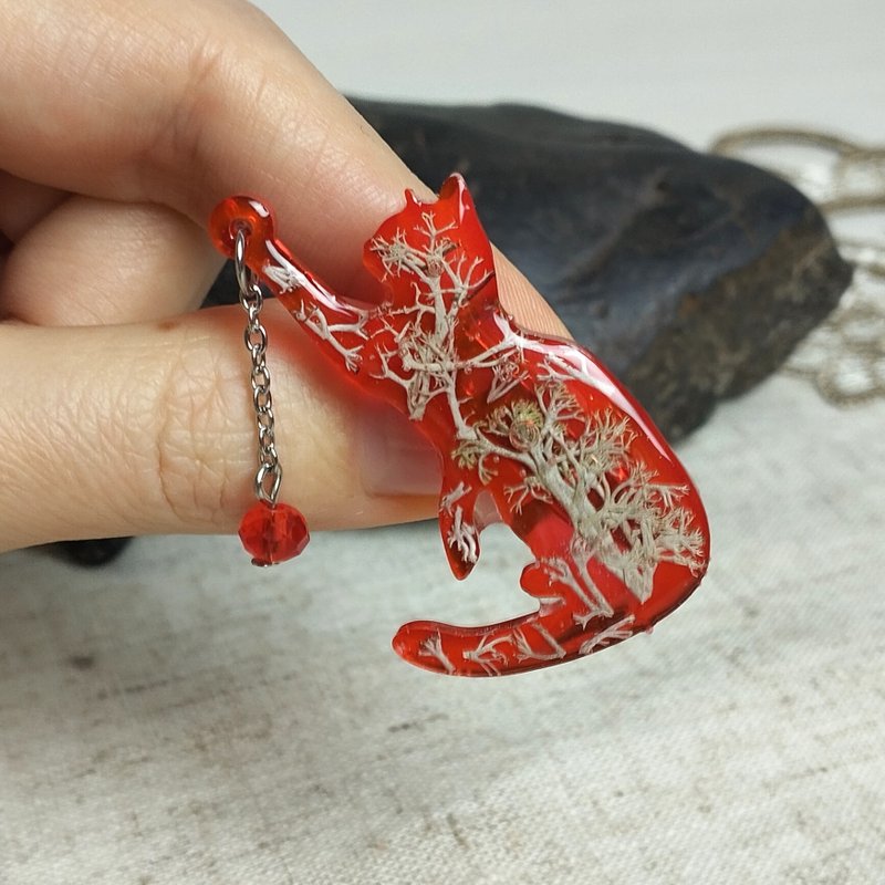 红猫胸针。红色小猫别针。手工制作的干植物胸针。猫爱好者的礼物 - 胸针 - 树脂 红色