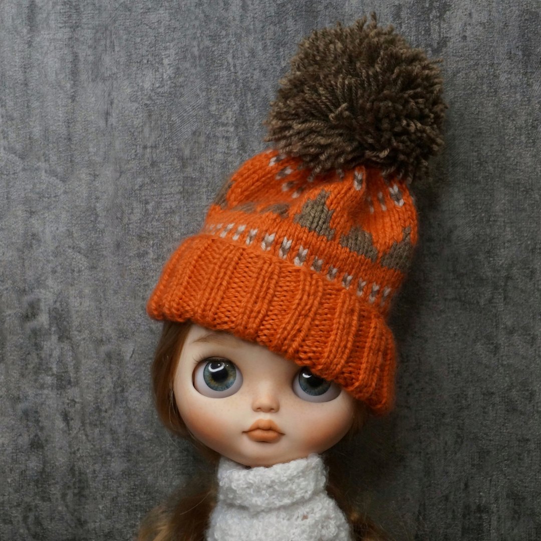 Hat for blythe doll, knitted hat with an ornament, knitted hat with a pompom - 玩偶/公仔 - 羊毛 橘色