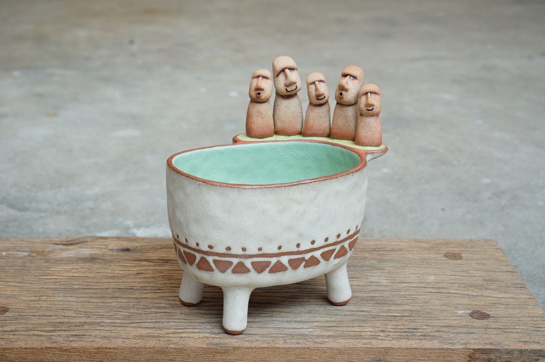 Plant pot with Moeyes. - 花瓶/陶器 - 陶 白色