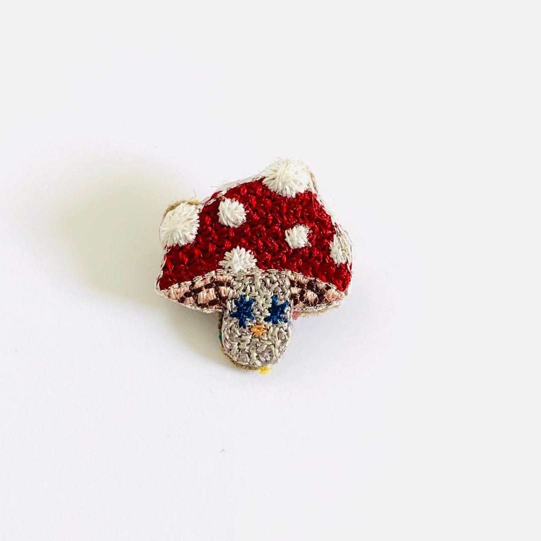 Three-dimensional embroidery brooch mushroom - 胸针 - 绣线 红色