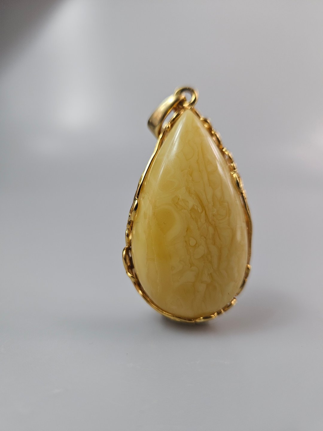 蜜蜡色琥珀坠饰，琥珀与镀金裸石，大颗天然琥珀，巨石琥珀 - 项链 - 宝石 白色