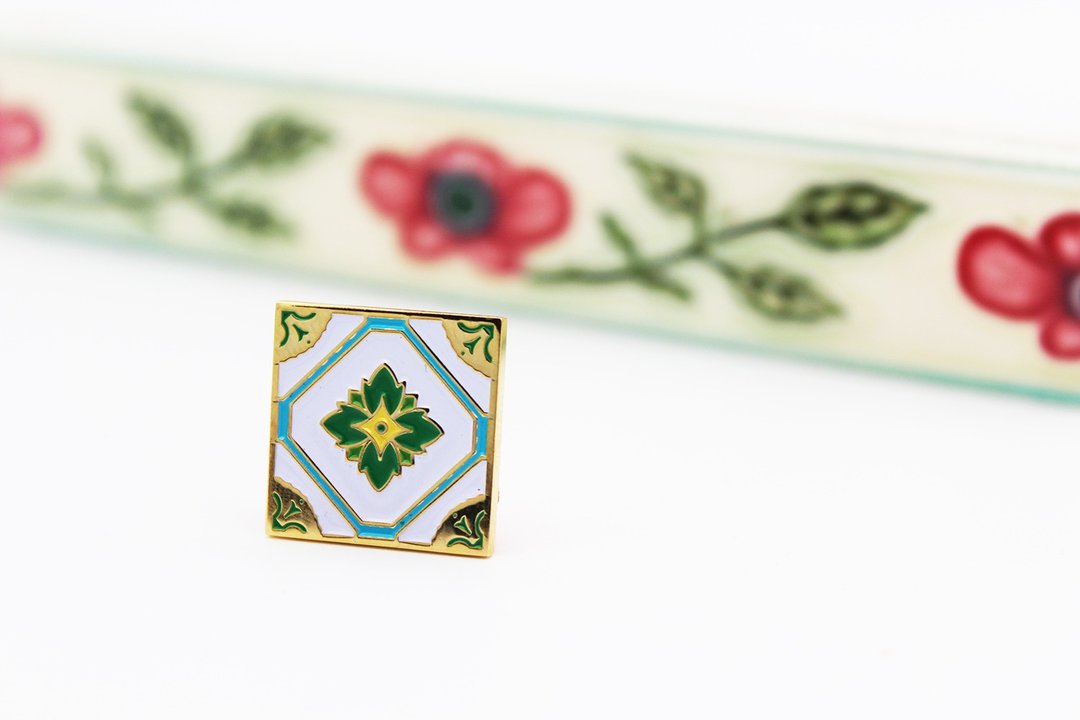 台湾花砖胸章---金菊锦绣 - 徽章/别针 - 其他金属 白色