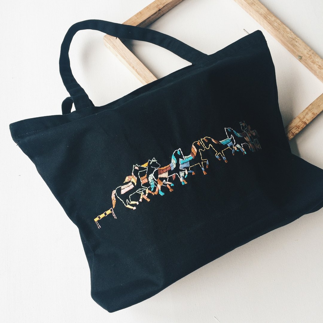 กระเป๋าผ้าปัก handmade (embroidery bag) - 侧背包/斜挎包 - 棉 