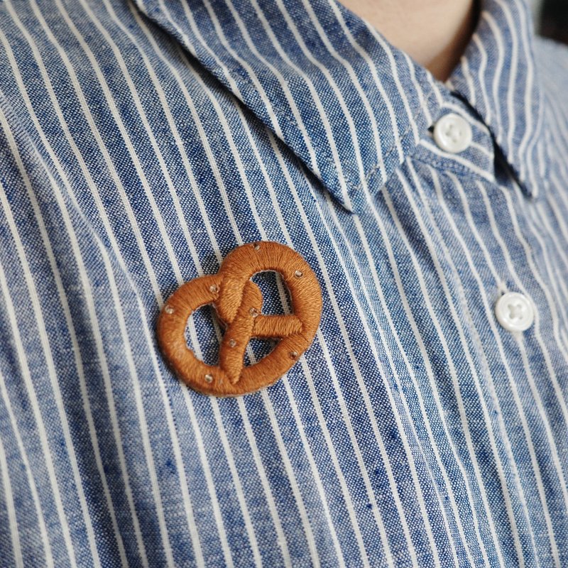 新手ok! 扭结面包刺绣别针材料包 德国 pretzel DIY 刺绣 珠绣 - 编织/刺绣/羊毛毡/裁缝 - 棉．麻 
