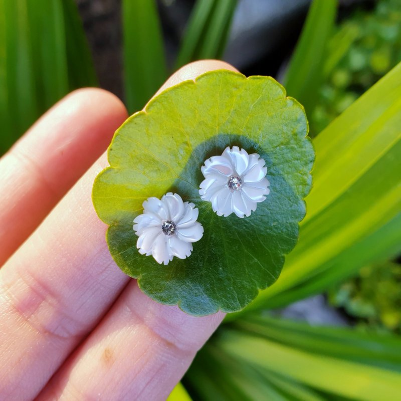 │蝶贝贝雕系列│奶油花耳针 - 耳环/耳夹 - 贝壳 白色