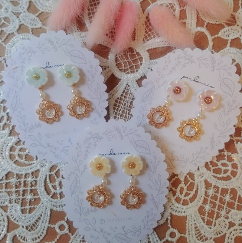 原创陶瓷风小花耳环B款 - 圆形蕾丝边框水晶 - 三色入 - 耳环/耳夹 - 粘土 多色