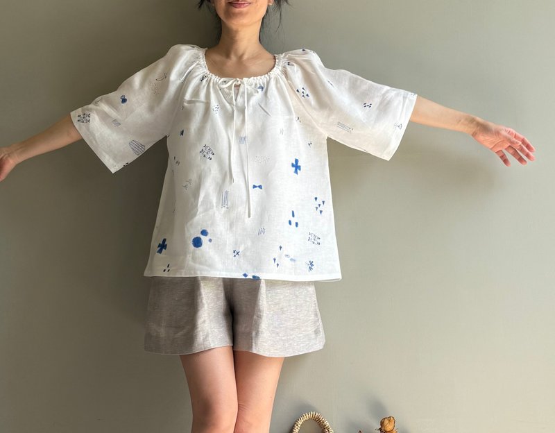 春之颂/设计师印花亚麻圆领抽绳蝴蝶结五分袖上衣100%亚麻 - 女装上衣 - 棉．麻 