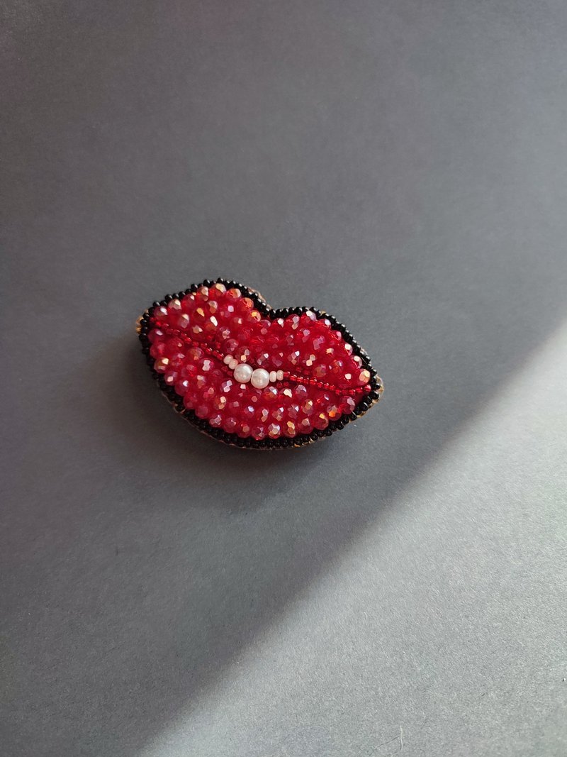水晶唇针  闪亮串珠胸针  珠宝别针  红唇刺绣手工胸针 - 胸针 - 玻璃 红色
