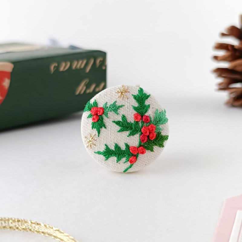 迷你冬青刺绣胸针或发圈 - 圣诞主题 - 胸针 - 棉．麻 绿色