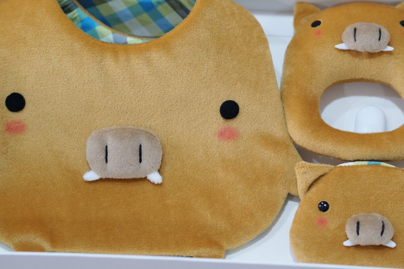 Bucute山猪宝宝的弥月礼盒组/口水巾/护身符/手摇铃/弥月 - 满月礼盒 - 其他材质 卡其色