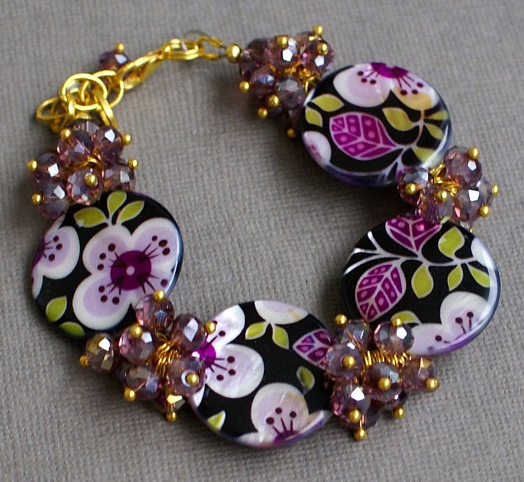 Purple beaded nacre bracelet, mother of pearl bracelet, floral purple bracelet - 手链/手环 - 宝石 紫色