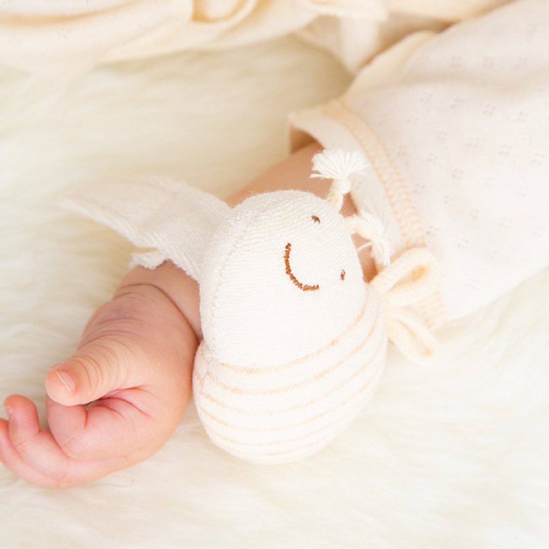 Y-1195 Bee Wrist Rattle 100% Organic Cotton Bee rattle Bees Made in Japan - 婴儿饰品 - 棉．麻 白色