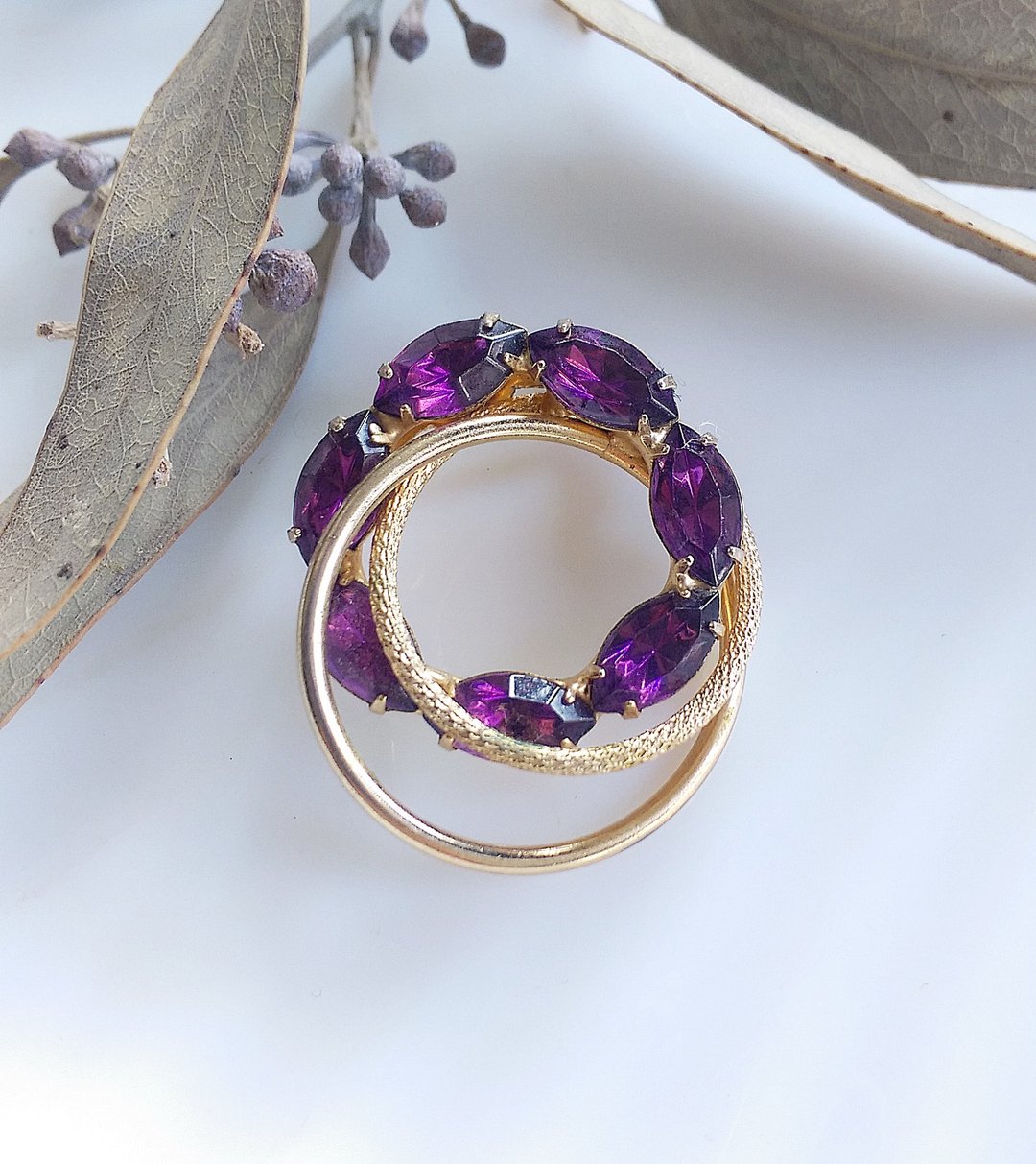 Vintage Jewelry 西洋古董饰品 紫马眼 立体 双圈 环圈 小巧 别针 - 徽章/别针 - 其他金属 金色