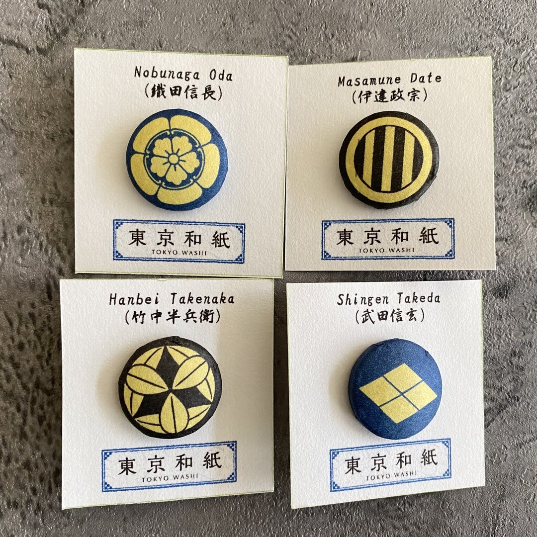 4 件组带有战国武将家徽的日本纸制翻领别针 - 徽章/别针 - 纸 黑色