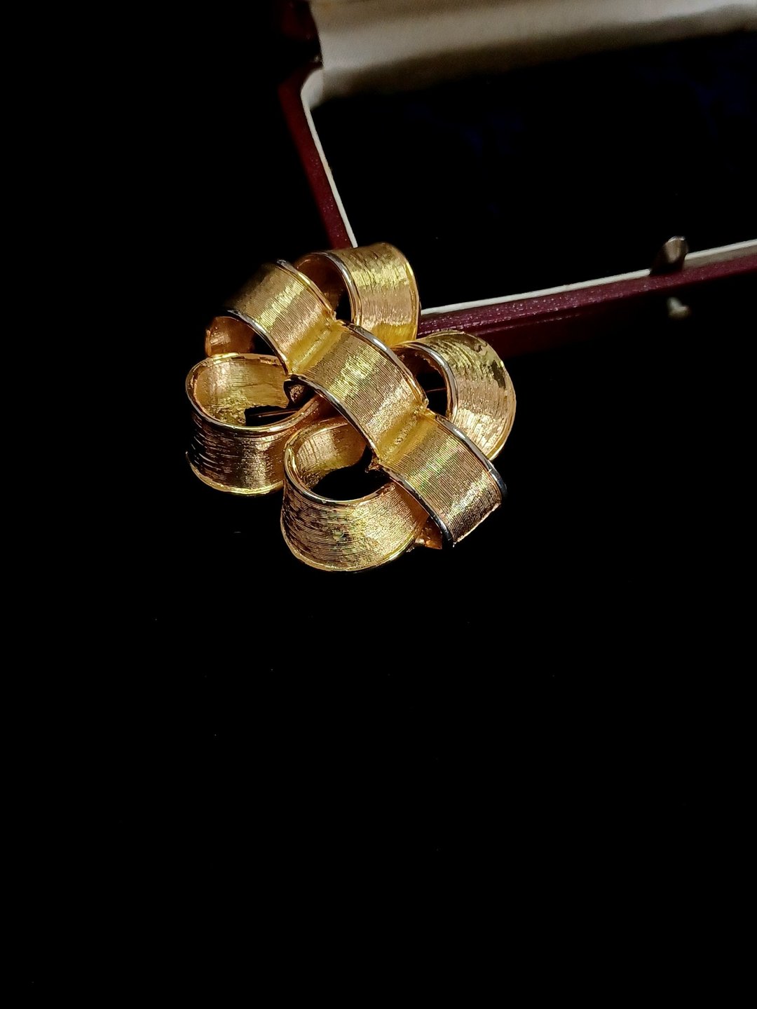 vintage jewelry BOUCHER 古董典雅胸针 金色缎带 - 胸针 - 其他金属 