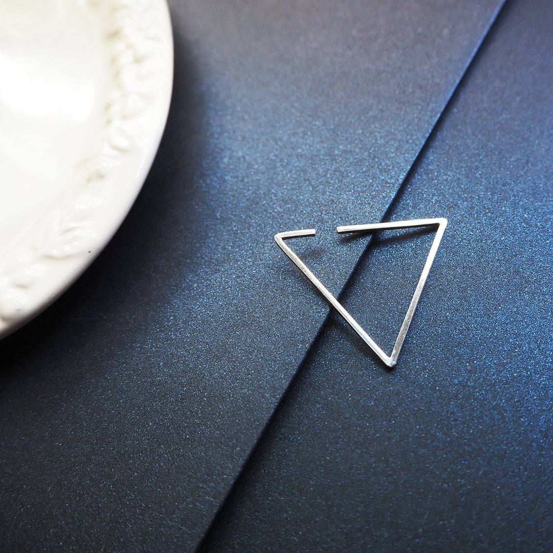 triangle earring_三角型耳骨环 925银 限量 设计师 订制 珠宝 - 耳环/耳夹 - 银 银色
