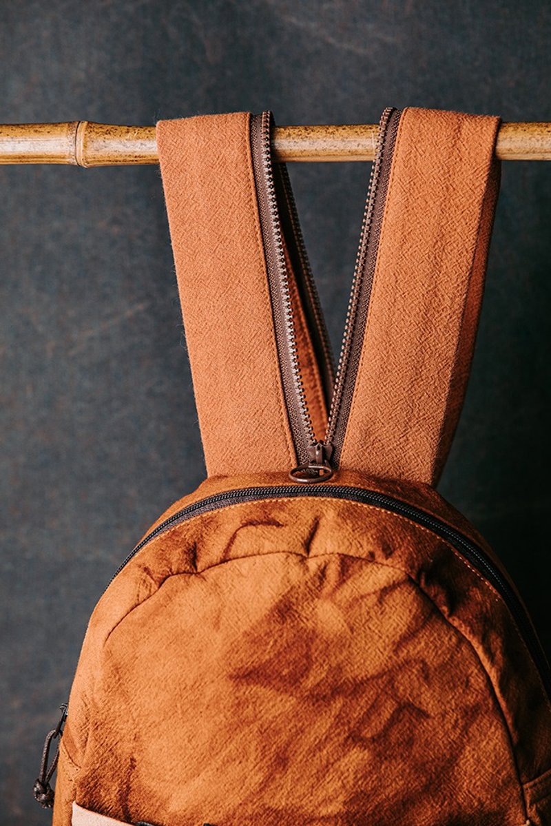 【日作染】薯榔肩背两用包 - 后背包/双肩包 - 棉．麻 