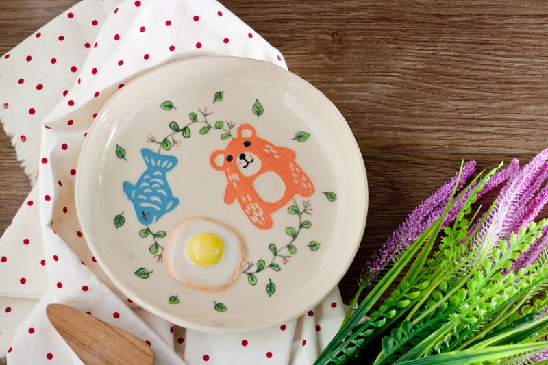 Plate with bear, egg, fish pattern - 浅碟/小碟子 - 陶 