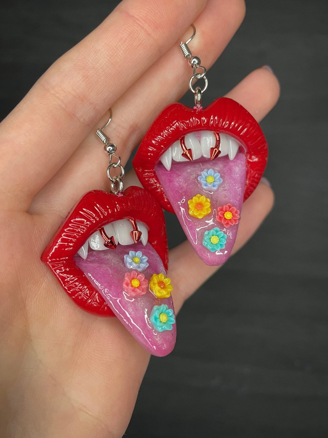 Earrings. Red vampire lips with flowers. - 耳环/耳夹 - 粘土 