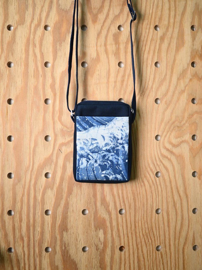 【记忆有限】蓝染斜背包/随身包-蜡染浪潮 - 侧背包/斜挎包 - 棉．麻 蓝色