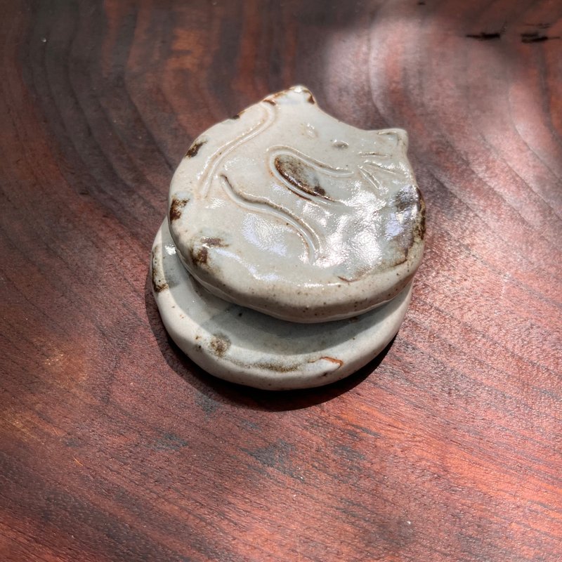 白底虎斑猫 / 陶片 / 两件组 - 筷子/筷架 - 陶 白色