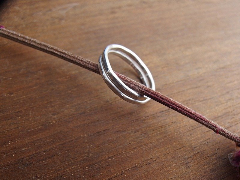 简单生活 锻敲纯银戒指/简约随兴 - 戒指 - 银 银色