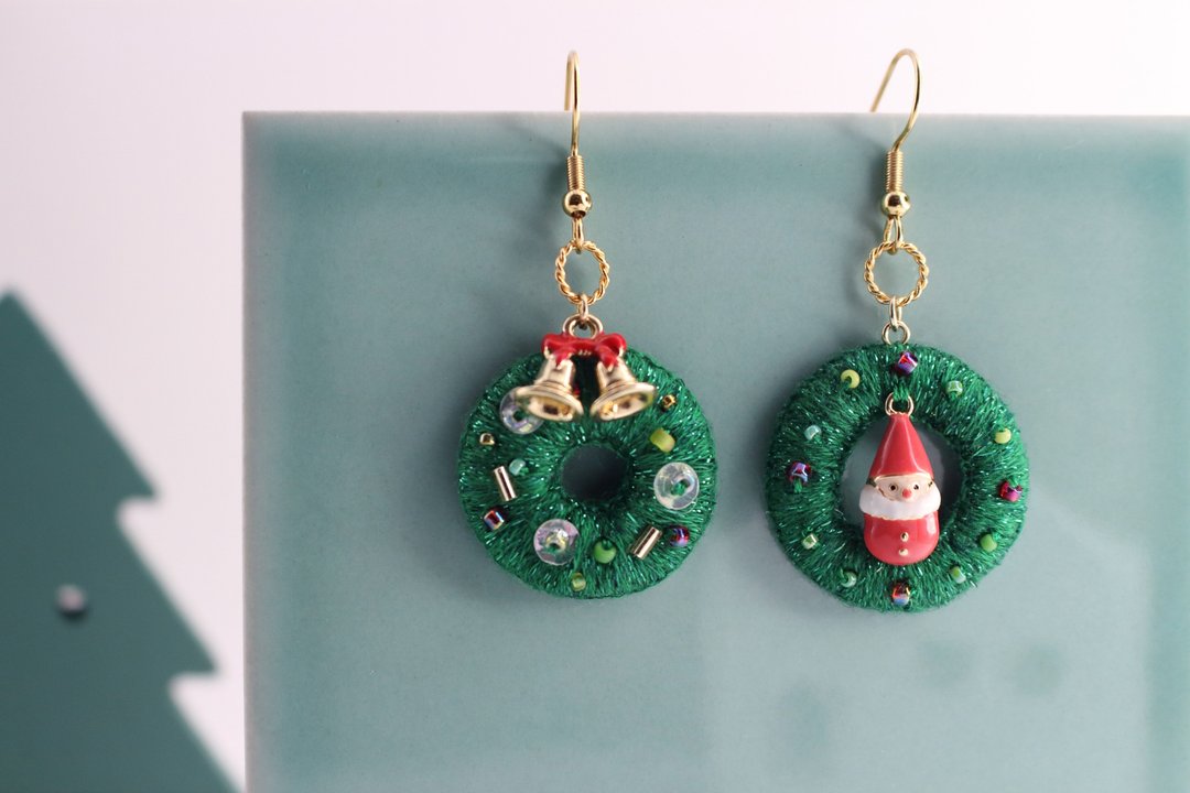 刺绣耳环 - 在圣诞节之前 Before Christmas (Santa) - 耳环/耳夹 - 绣线 绿色