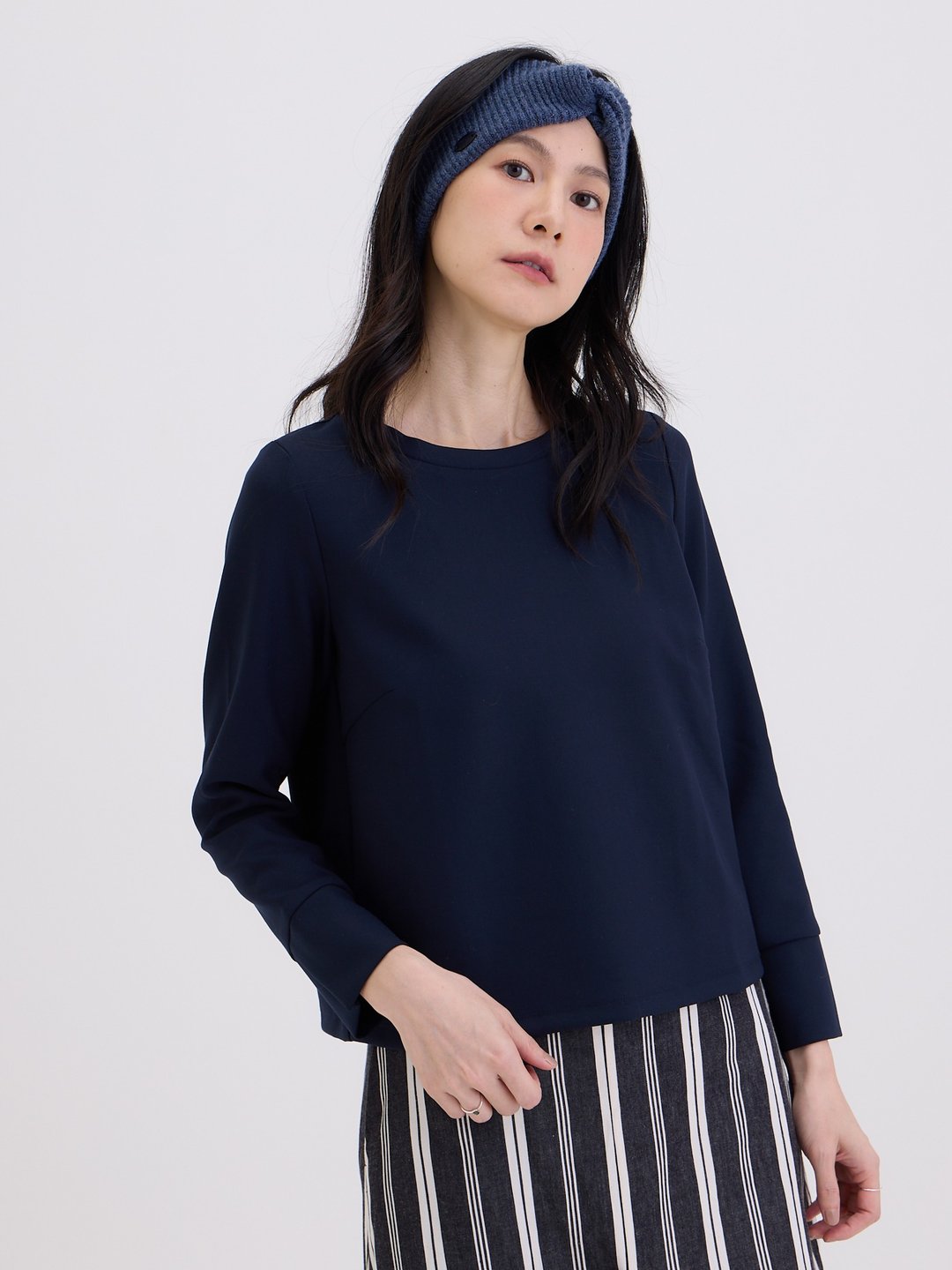 简单圆领长袖上衣-藏青 - 女装上衣 - 聚酯纤维 蓝色
