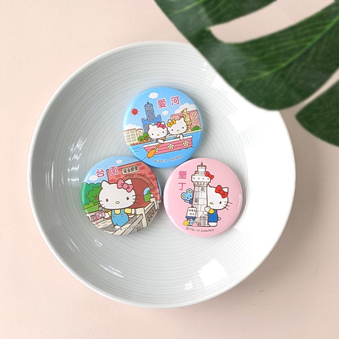 【漫游台湾 X 三丽鸥】Hello Kitty胸章+行李箱贴纸 - 胸针 - 其他金属 