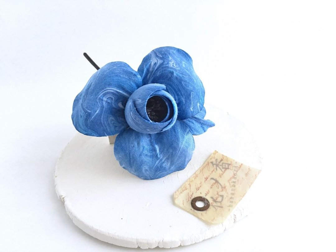 Hand dyeing - blue camellia - (corsage or hair comb) - 胸针 - 棉 蓝色