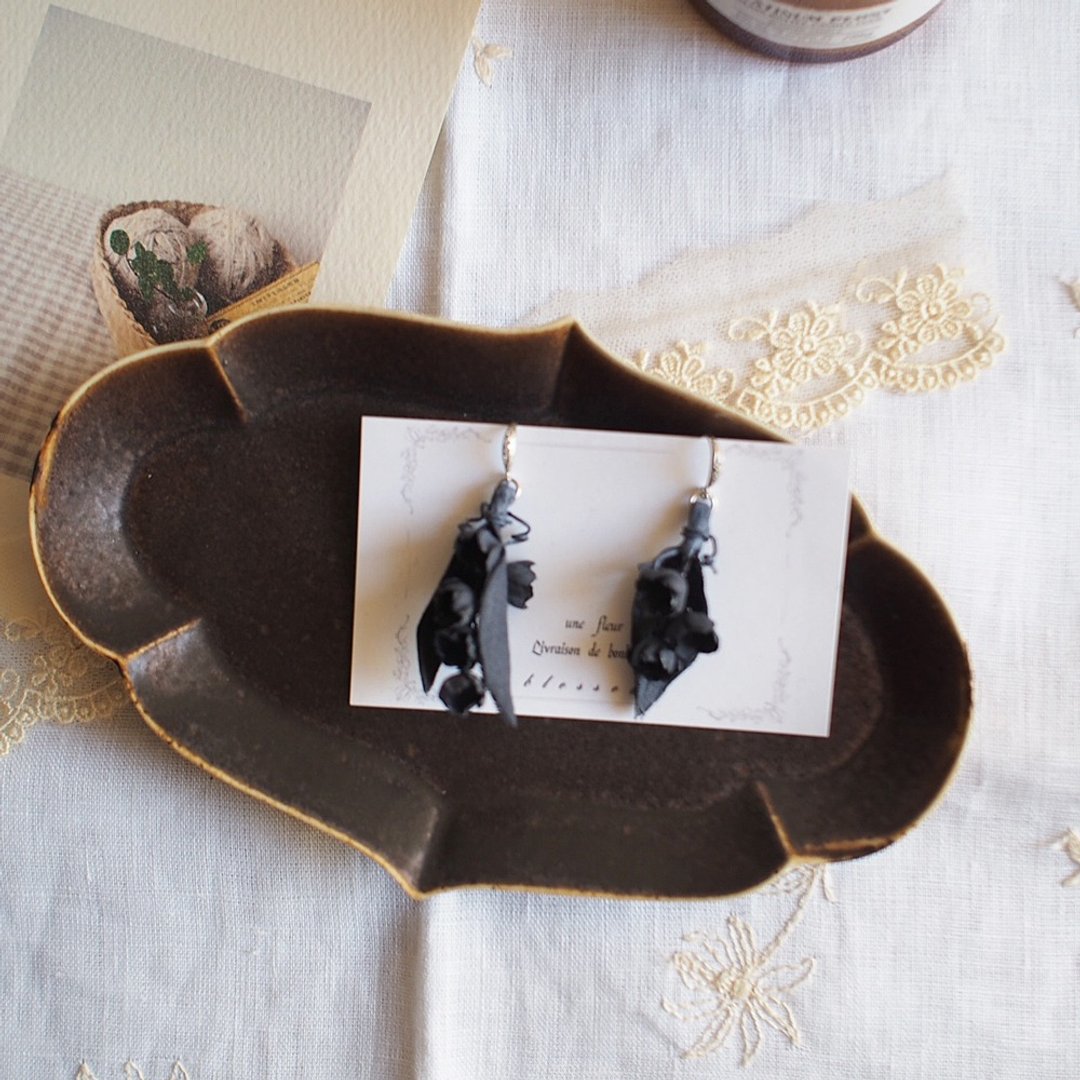 Pierced earrings.Lily of the valley.Ink black. - 耳环/耳夹 - 其他材质 黑色