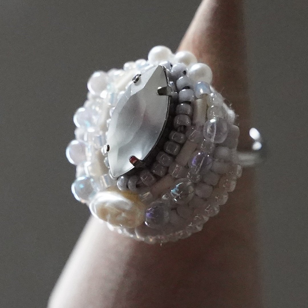 Talkative Ring 110 Free Size Bead Embroidery Ring Bijou White Large Ring - 戒指 - 塑料 白色
